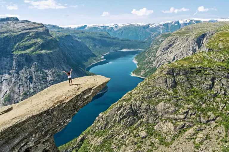 the edge trolltunga