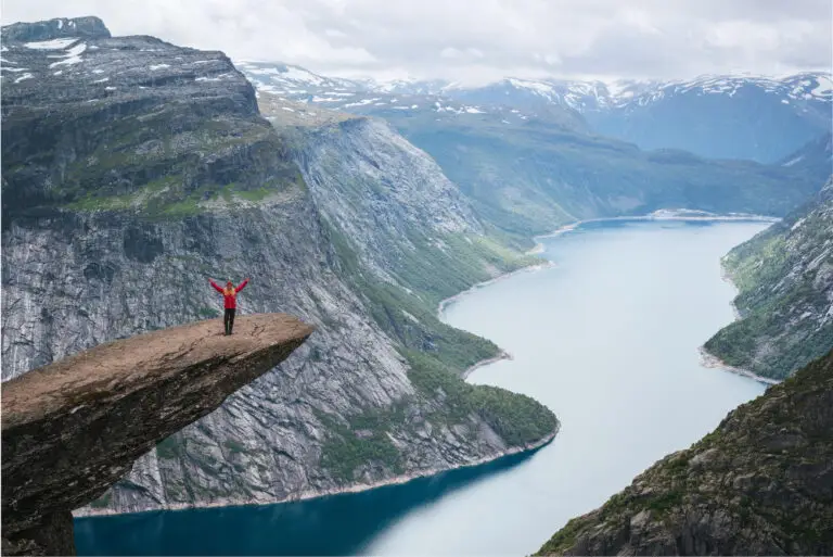 the edge trolltunga